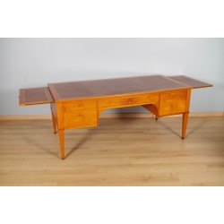 Directoire-style flat desk